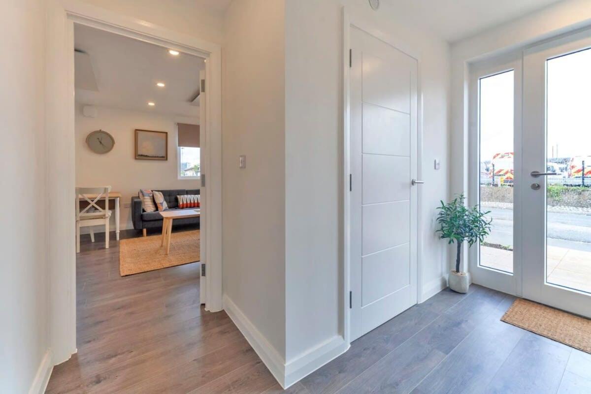Contemporary 1 Bedroom Apartment In Ashford แอชฟอร์ด ภายนอก รูปภาพ