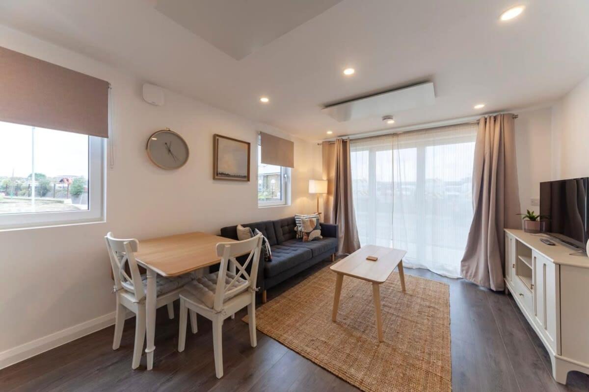 Contemporary 1 Bedroom Apartment In Ashford แอชฟอร์ด ภายนอก รูปภาพ