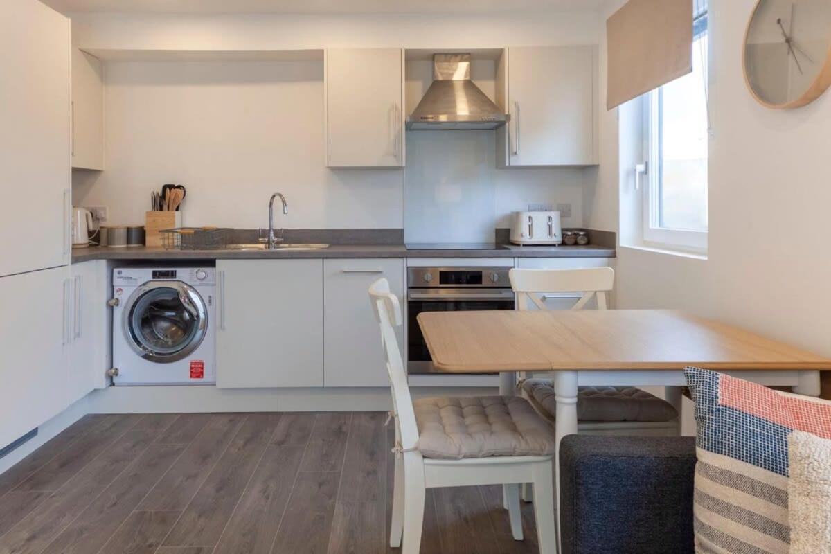 Contemporary 1 Bedroom Apartment In Ashford แอชฟอร์ด ภายนอก รูปภาพ