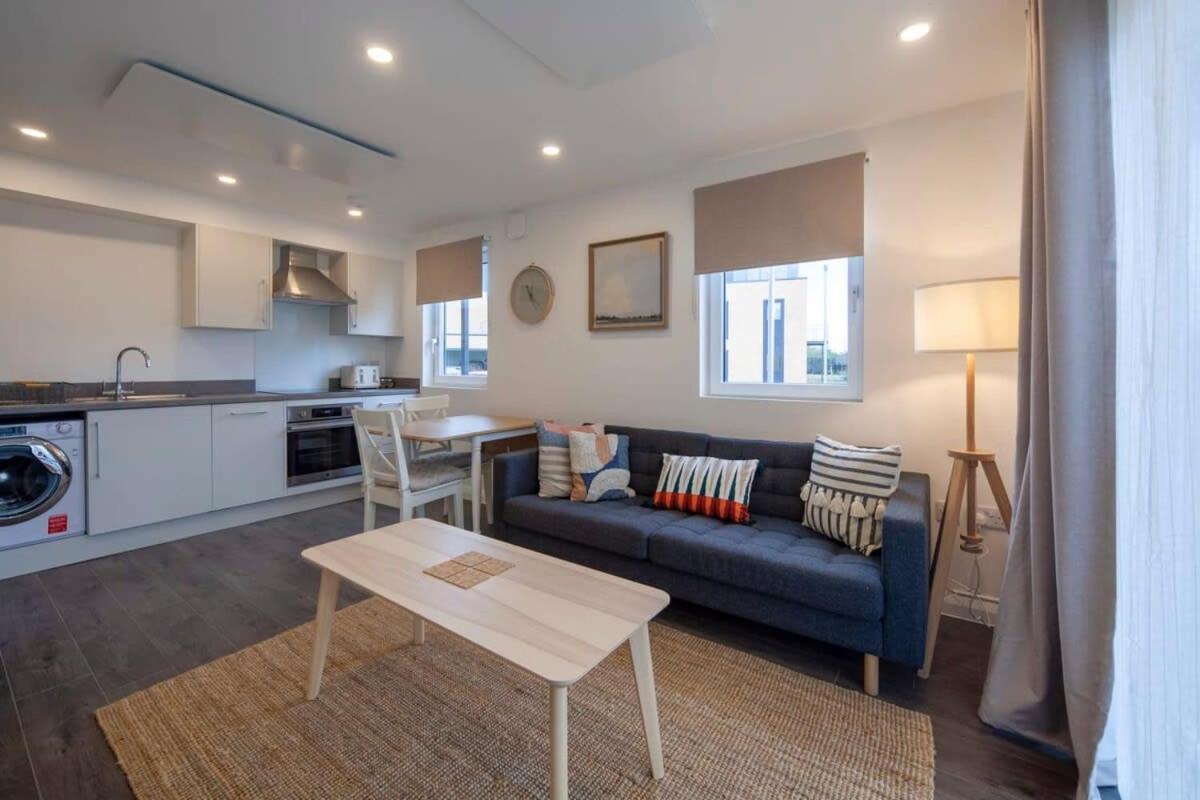 Contemporary 1 Bedroom Apartment In Ashford แอชฟอร์ด ภายนอก รูปภาพ